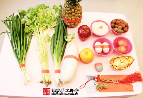 剃胎毛、滿月剃頭、嬰兒剃頭、嬰兒理髮、嬰兒剃髮、嬰兒剃胎毛、嬰兒滿月剃頭、寶寶剃頭、剃胎毛儀式、剃胎毛吉祥話、滿月剃頭儀式、滿月剃頭吉祥話、寶寶剃胎毛、寶寶滿月剃頭理髮、 新北三重區剃胎毛、新北三重區滿月剃頭、 新北三重區嬰兒剃頭剃胎毛、新北三重區嬰兒理髮、新北三重區嬰兒剃髮、謝寶寶(新北三重區到府嬰兒寶寶滿月剃頭理髮、免費到府嬰兒剃胎毛儀式吉祥話)。到府剃頭剃胎毛主持、專業拍照、DVD光碟、證書。★購買「臍帶章、肚臍章、胎毛筆刷印章」贈送：剃頭、收涎、抓周，三選一。2016.01.10 照片1